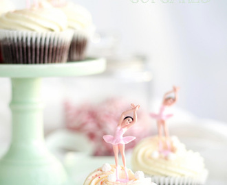 Chocolate Ballerina Cupcakes with Vanilla Cream Frosting and Peppermint Fudge (Choklad Cupcakes med Vaniljgrädde och Polkagris Fudge)