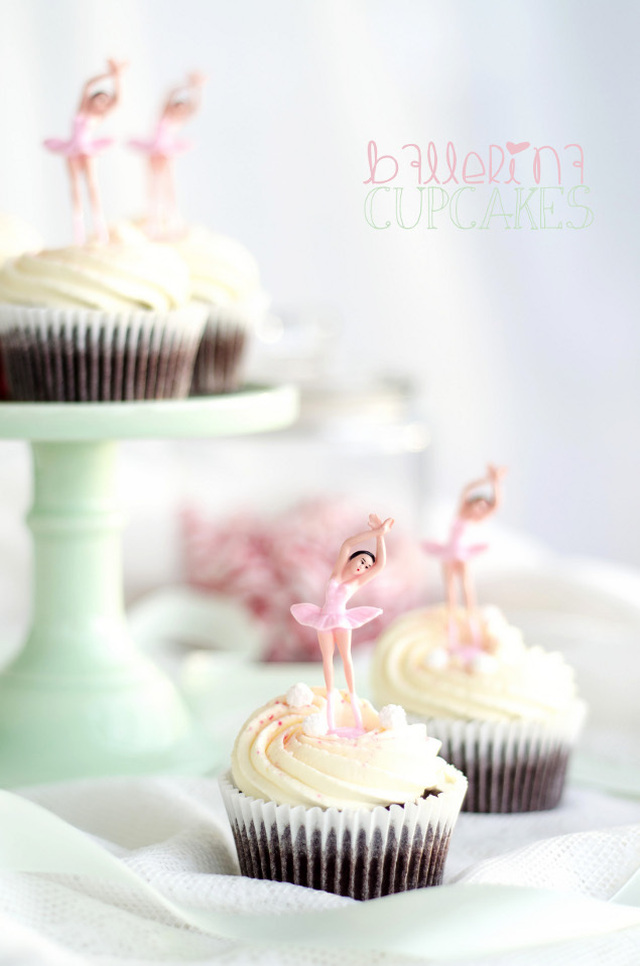 Chocolate Ballerina Cupcakes with Vanilla Cream Frosting and Peppermint Fudge (Choklad Cupcakes med Vaniljgrädde och Polkagris Fudge)