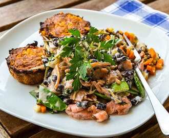 Tonfiskbiffar i ugn med en krämig och en knaprig sallad