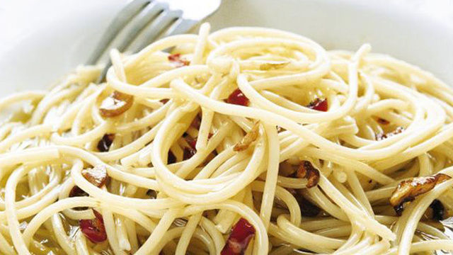 Spaghetti med gyllene vitlök och chili