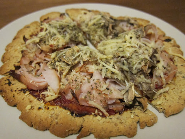 Kalkon och svamp pizza.