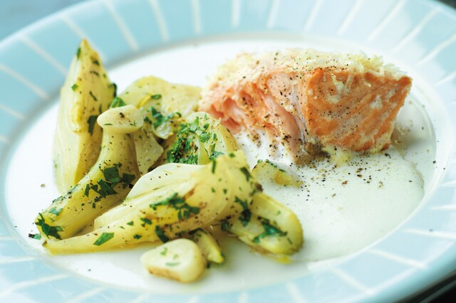 Ugnsbakad lax med bräserad fänkål och parmesansås