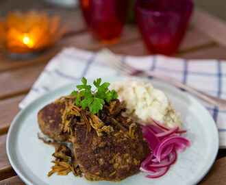 Pannbiff med blomkålsmos, svamp och snabbpicklad rödlök