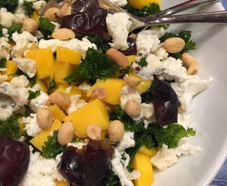 Julig honungsdressad vegosallad med grönkål, mango, dadlar, mozarella, ädelost och salta nötter