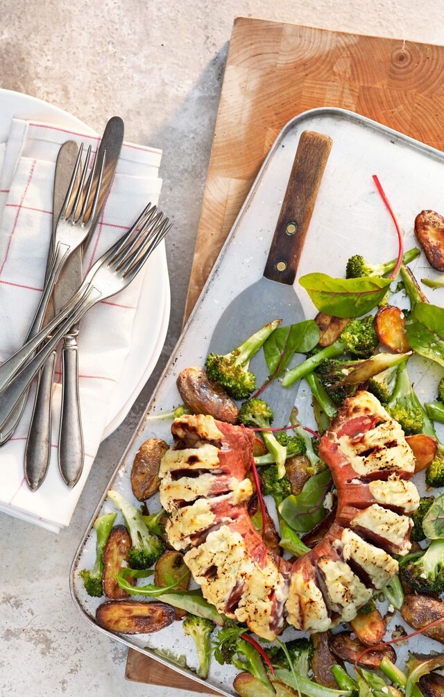 Falukorv gratinerad med pepparrotsfärskost, råstekt broccoli och ugnsbakad potatis