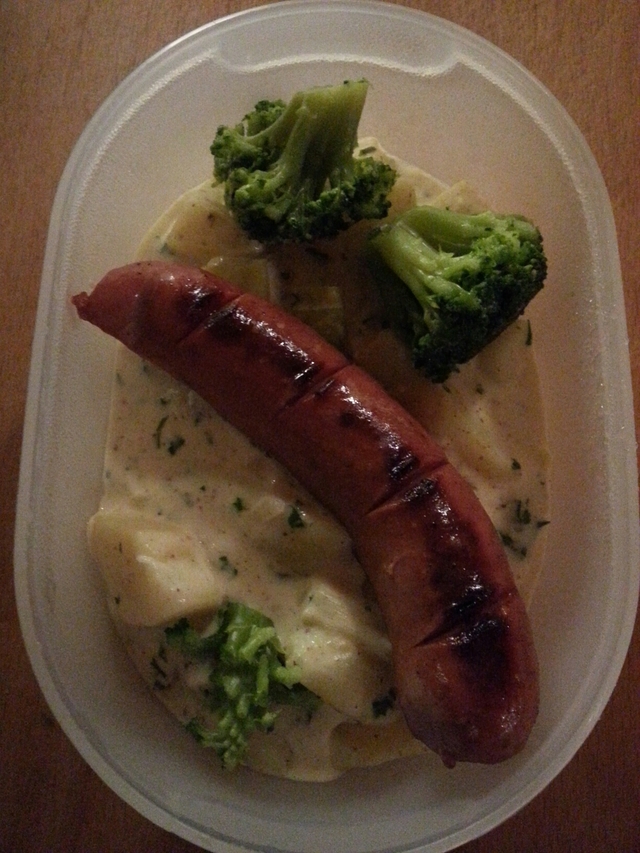 Senapspotatis, broccoli och bratwurst