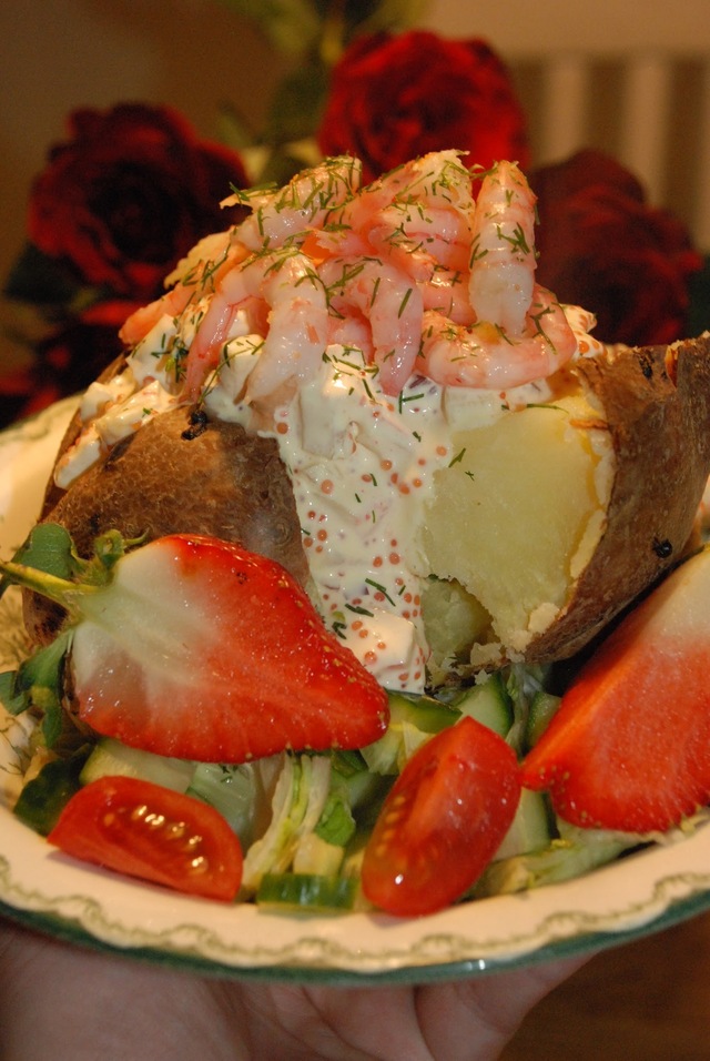 Bakad potatis med crab sticks-röra och räkor