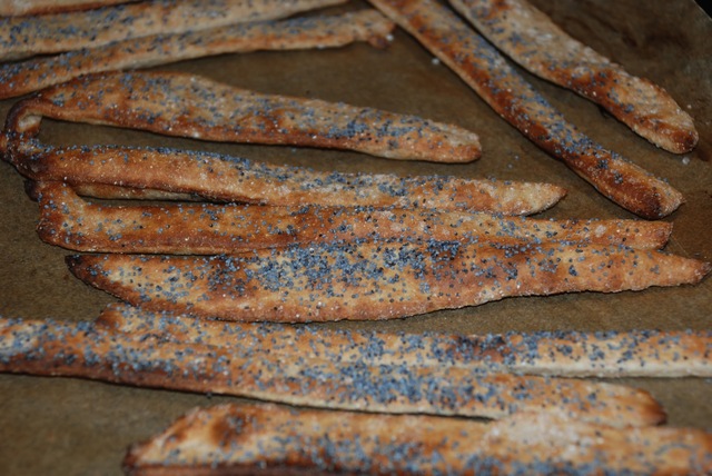 Breadsticks med sea salt och poppy seeds