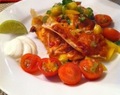 Enchiladas med kyckling, salsa roja och salsa cruda.