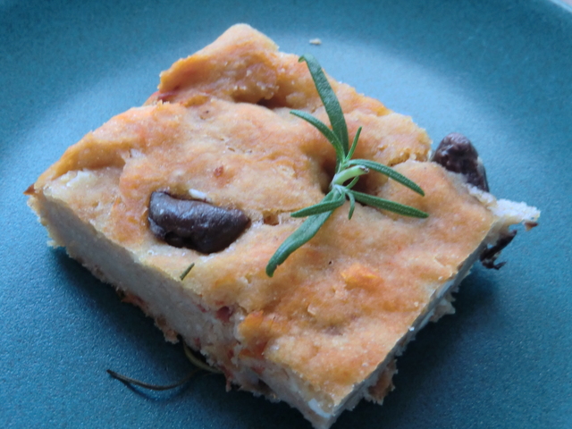 Påskfoccacia med getost, oliver och soltorkade körsbärstomater - glutenfri