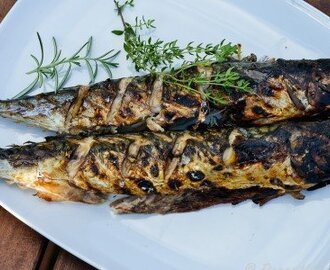 Grillad makrill med potatis och äppelsallad