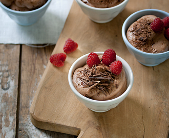 Choklad- och cheesecakemousse med färska hallon