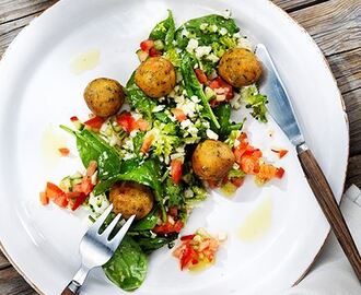 Falafel med blomkål- & broccoliris och kall tomatsås