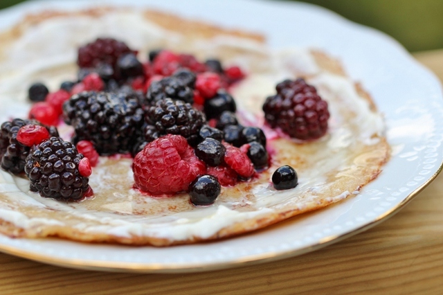 Pannkaksrullar med bär, kesella och honung - saken är dinkel