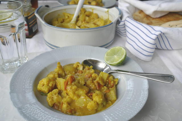 Aloo gobi - indisk gryta med blomkål och potatis