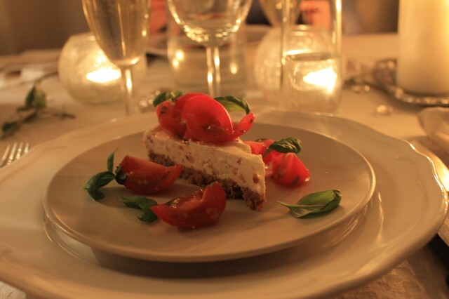 Rödlökscheesecake med tomat- och basilikatopping
