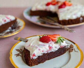 Kladdkaka med färskost och jordgubbar