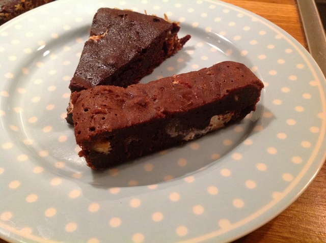 Kladdkaka med italiensk torrone, en med choklad och en baserad på kakao