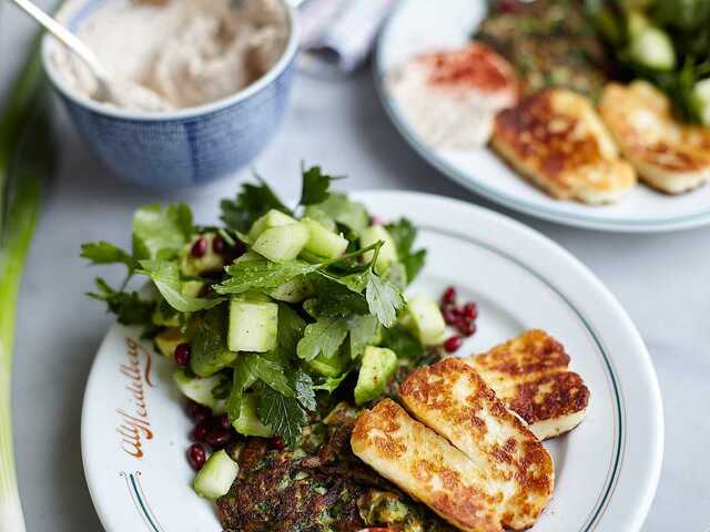 Zucchinifritters med halloumi