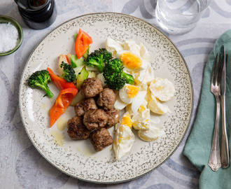 Köttbullar med krämig potatis och äggsallad, wokade grönsaker