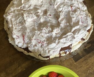 Pavlova med chokladganache och hallongrädde: