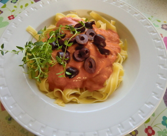 Veganpasta med en krämig sås av tomat, lök och silkestofu