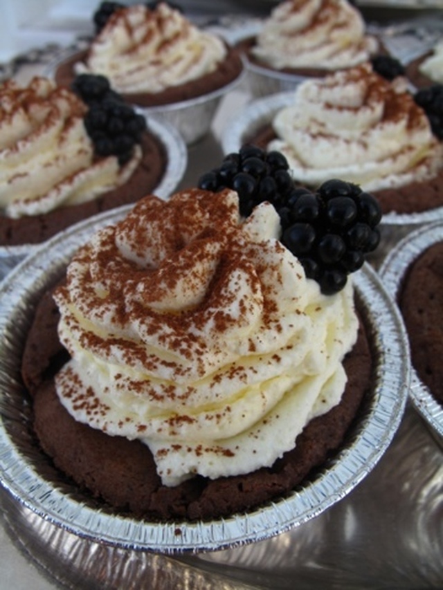 Choklad fudge muffins med björnbär