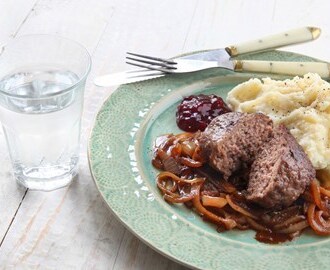 Pannbiff med stekt lök och potatismos