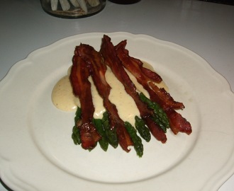 Sparris med hemslungad hollandaise och knaperstekt bacon