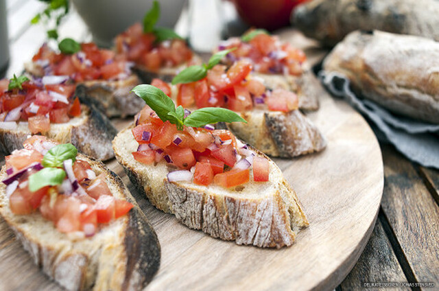 Somriga tillbehör: Bruschetta och surdegsbröd med pesto!