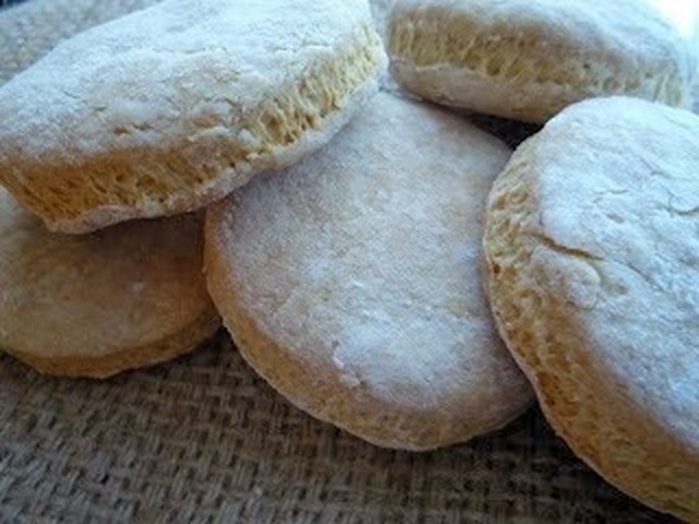 Sourdough Biscuits - snabba frukostbullar på surdeg och bakpulver