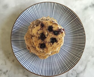 Bananpannkakor utan gluten och ägg (men med chiafrön, blåbär och kokosmjölk).