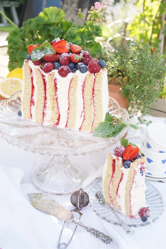 Rulltårts-Tårta fylld med hallonkräm och vanilj och mascarponegrädde.