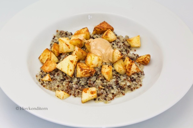 Quinoa Porridge with fried Apple and Peanut Butter