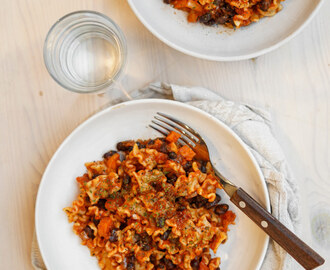 Pasta med tomatsås och svarta bönor