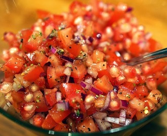 Tomatsallad med granatäpple