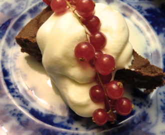 Glutenfri chokladfudgekladdkaka med hackad mjölkchoklad med kokosfyllning