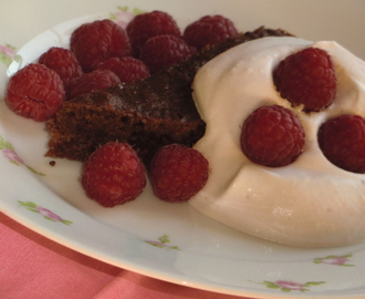 Glutenfri chokladkaka med cacaonibs, kokosblomssocker och hallongrädde eller blåbärsgrädde och färska bär