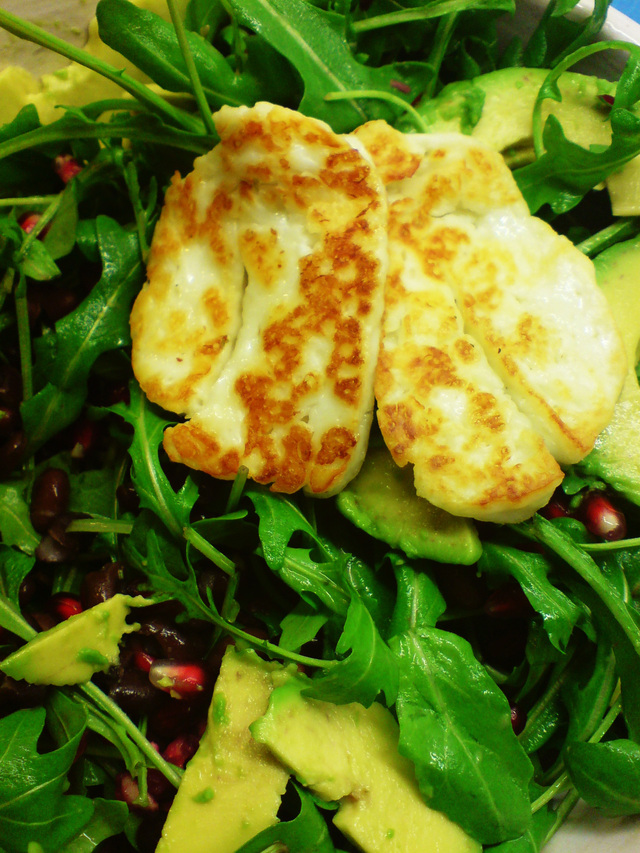 Bönsallad med halloumi och granatäpple