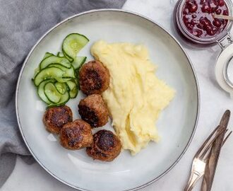 Klassiska köttbullar med potatismos, lingon och inlagd gurka