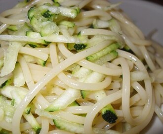 Zucchinipasta med tomat- och bönsås