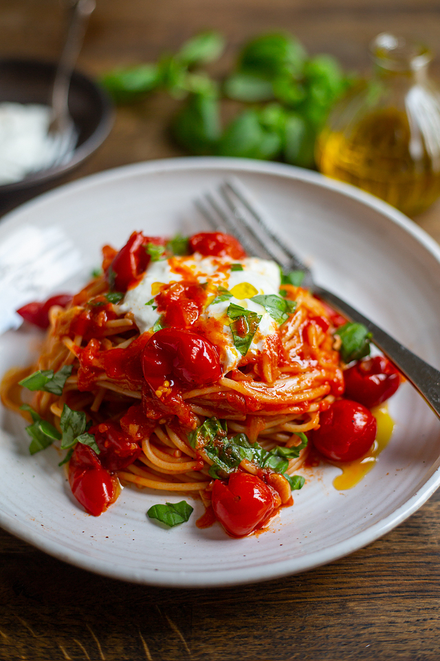 Spaghetti med tomatsås och burrata