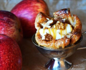 Ugnsbakat äpple med mandel och vispad creme fraiche i smördegsskål