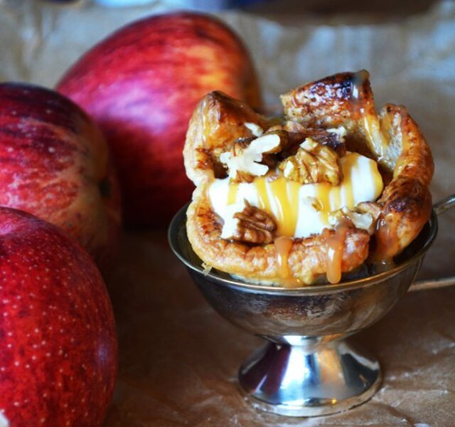 Ugnsbakat äpple med mandel och vispad creme fraiche i smördegsskål