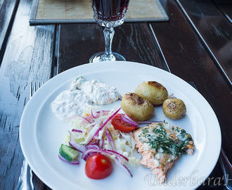 Hel grillad lax med ansjoviscréme och rödlökssås!