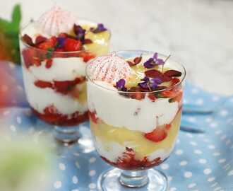 Eton mess med jordgubbar och lemoncurd