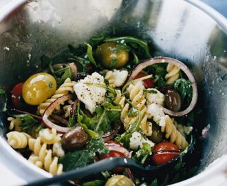 Sallad med pasta, tomat, fetaost och oliver