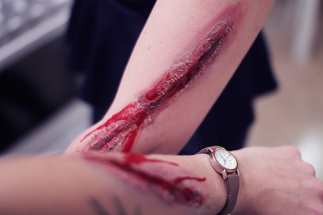 halloweentips: hur du sminkar ett sår med textillim.
