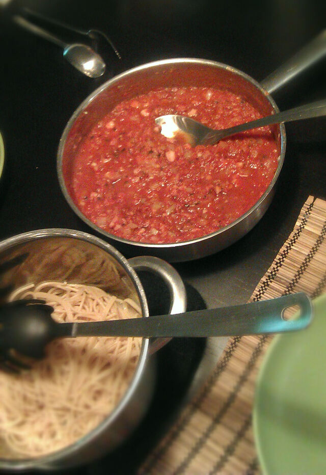 Kryddig tomatsås med bacon och spagetti