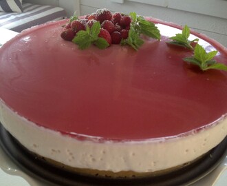 Hallon cheesecake med gelétopping